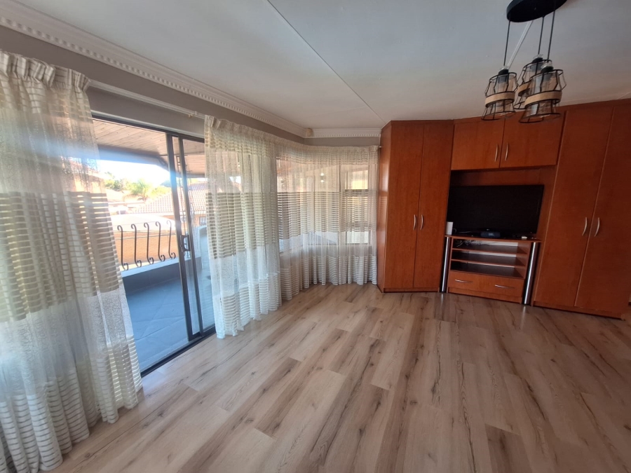 5 Bedroom Property for Sale in Roylglen Gardens Northern Cape